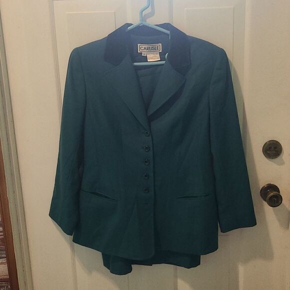 Size 8 Carlisle Ladies Skirt and Jacket Suit in Green Wool With Velvet Collar - Picture 1 of 16
